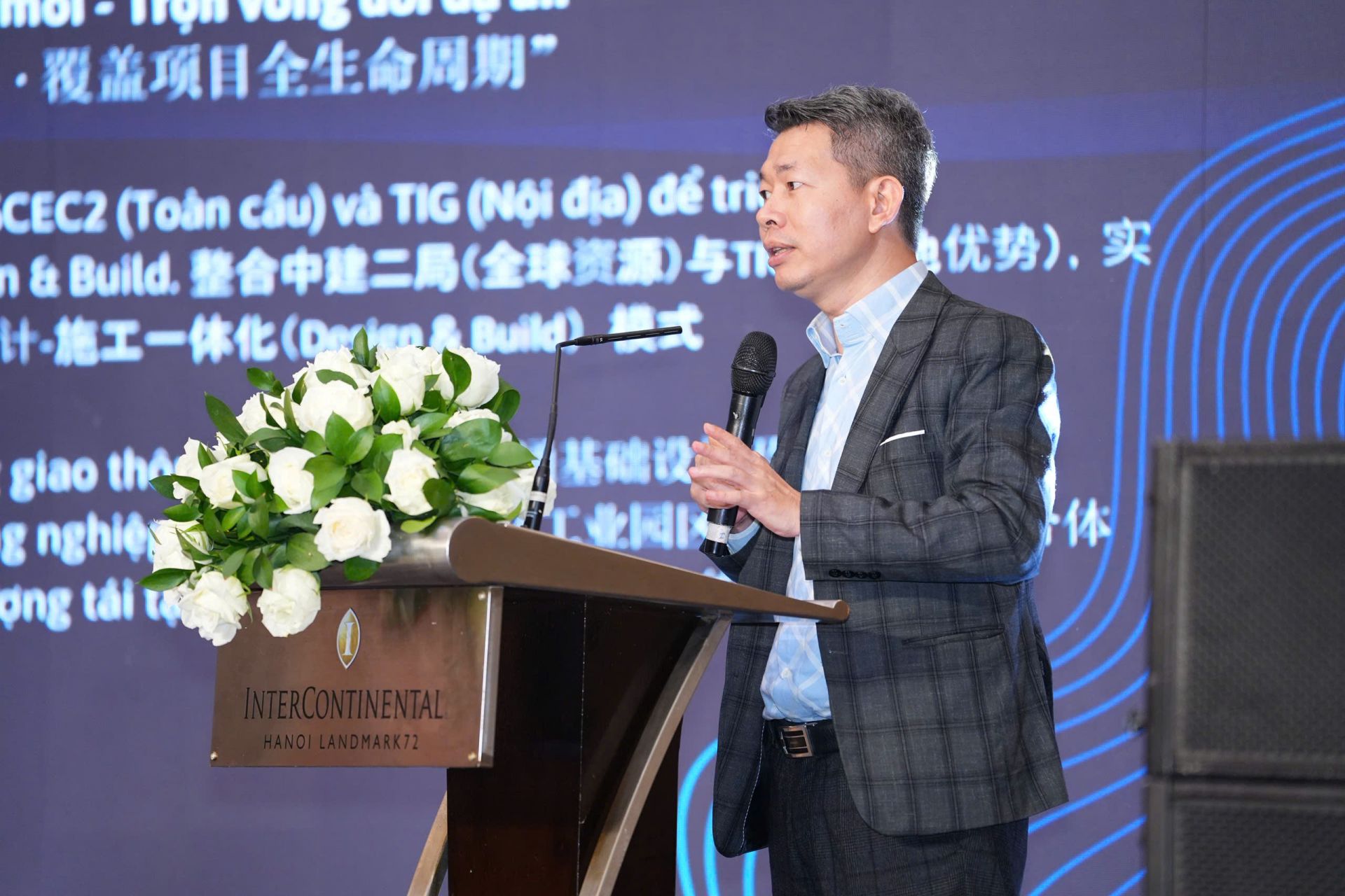 &Ocirc;ng Nguyễn Huy Du - Đồng s&aacute;ng lập SinoBridge Việt Nam điều phối c&aacute;c phi&ecirc;n đ&agrave;m ph&aacute;n v&agrave; kỳ kết.